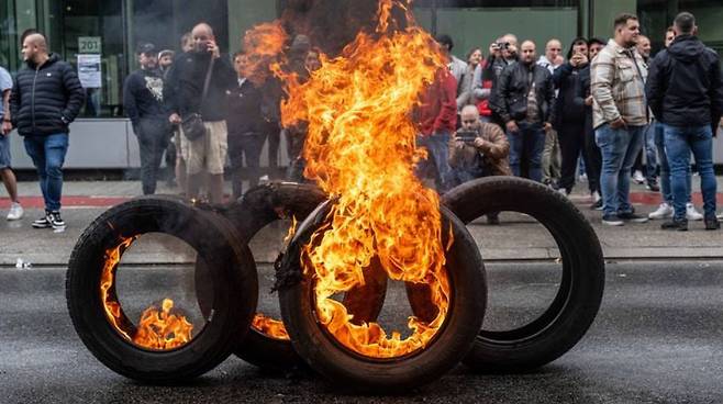 공장 폐쇄가 검토중인 아우디 브뤼셀 공장 근로자들의 시위가 격화되고 있다.