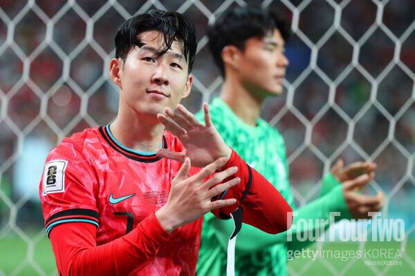 사진=게티이미지. 토트넘 홋스퍼가 손흥민의 아시아축구연맹(AFC) 올해의 국제선수상 수상을 축하했다. 아시아축구연맹(AFC)는 29일 오후 8시 경희대학교 서울캠퍼스 평화의전당에서 열린 2023 AFC 시상식을 개최했다. 시상식에는 올해의 국제선수, 올해의 영 플레이어, 올해의 남자선수, 올해의 여자선수 등 한해 동안 가장 뛰어난 성적을 기록한 아시아 선수들을 선정해 상을 수여했다. 손흥민이 올해의 국제선수 상을 수상했다.