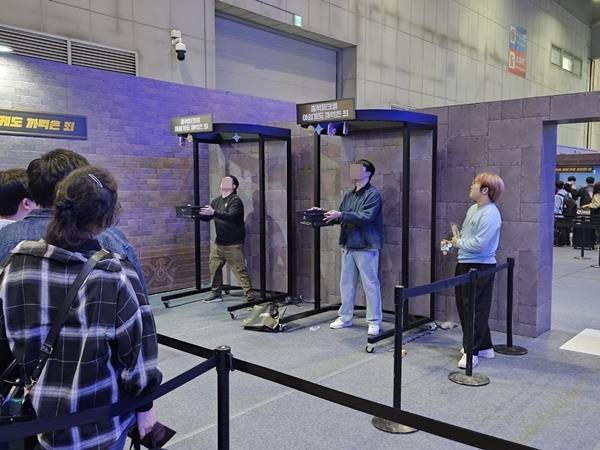 - 떨어지는 소품들을 바구니로 받으면 된다