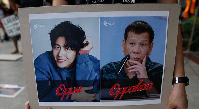 필리핀 마닐라의 시위에서 한 참가자가 든 선전물에 ‘Oppa’라는 단어가 적혀 있다. 세계 한류팬들은 이민호, 박서준, 이종석, 지창욱 등을 '궁극의 오빠들(ultimate oppas)'이라 부른다. /인터넷 캡처
