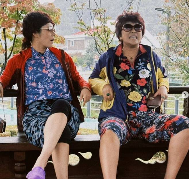 67세 박복실 여사로 분한 한가인(왼쪽)과 유튜버 랄랄. /한가인 인스타그램