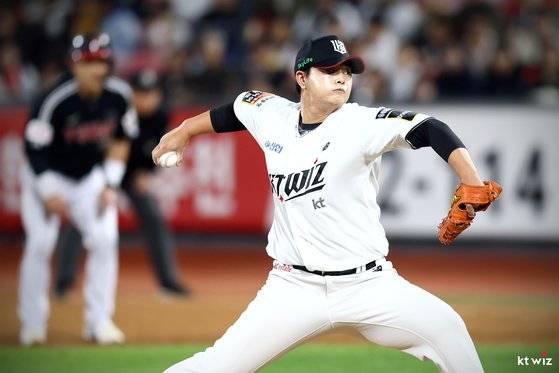 지난 8일 LG와의 준플레이오프 3차전에서 역투하고 있는 KT 김민. 이날 경기가 친정팀 유니폼을 입고 던지는 마지막 등판이 됐다. 사진 KT 위즈