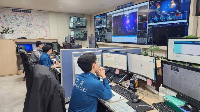 지난 30일 오후 7시쯤 서울 관악구 관악경찰서 112상황 3팀 소속 경찰들이 112치안종합상황실에서 종합관제시스템 모니터를 들여다보며 긴급 상황에 대비하고 있다. 관악경찰서 제공