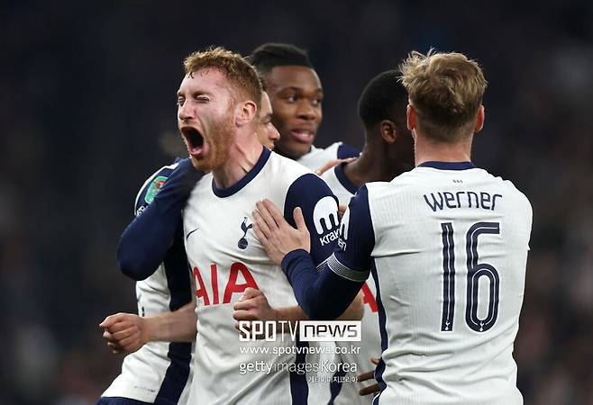 ▲ 토트넘 홋스퍼는 31일(한국시간) 영국 런던의 토트넘 홋스퍼 스타디움에서 열린 2024-25시즌 잉글랜드 카라바오컵 16강에서 맨체스터 시티를 2-1로 제압하며 8강에 진출했다. 손흥민은 최근 부상이 재발하며 직전 2경기에 이어 이번 경기에도 결장했다. 대신 그는 사복 차림으로 경기장을 찾아 동료들을 응원했다.