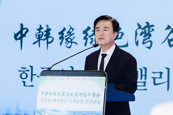 1일 중국 광저우에서 열린 한중연 베이밸리 국제포럼에서 김태흠 충청남도 도지사가 연설하고 있다./한중연 베이밸리 국제포럼