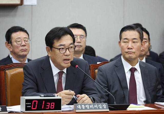 정진석 대통령비서실장(왼쪽)이 1일 서울 여의도 국회에서 열린 운영위원회의 대통령비서실과 국가안보실, 대통령 경호처 대상 국정감사에서 답변하고 있다. 연합뉴스