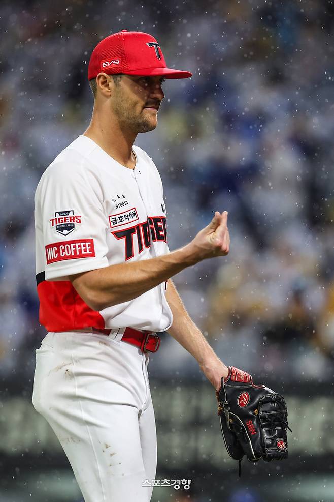 KIA 제임스 네일이 지난 10월21일 한국시리즈 1차전에서 이닝을 마치고 내려오며 더그아웃을 향해 ‘스몰하트’를 보내고 있다. KIA 타이거즈 제공