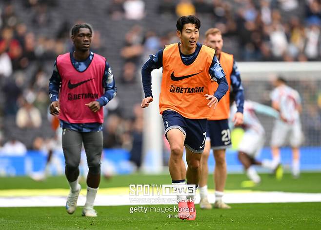 ▲ 토트넘은 오는 3일(이하 한국시간) 아스톤 빌라와 2024-25시즌 잉글랜드 프리미어리그 10라운드 홈 경기를 펼친다. 중요한 일정 속에 손흥민의 복귀가 어느 때보다 절실하다. 그러나 출전 여부가 아직 불확실하다. 몸 상태가 나아지지 않았기 때문이다. 영국 매체 '토트넘 뉴스'는 1일 스포츠 의사 라지팔 브라르 박사의 진단을 인용해 손흥민의 부상 상태가 허벅지 염좌 4단계 중 2단계에 해당한다고 밝혔다. 브라르 박사는 "손흥민이 부분적인 훈련을 소화할 수는 있겠지만, 여전히 통제된 훈련이 필요하다. 이번 주말 아스톤 빌라전 출전 여부가 불투명하다. 최종적으로 피트니스 테스트가 요구될 것이다"라고 언급했다.