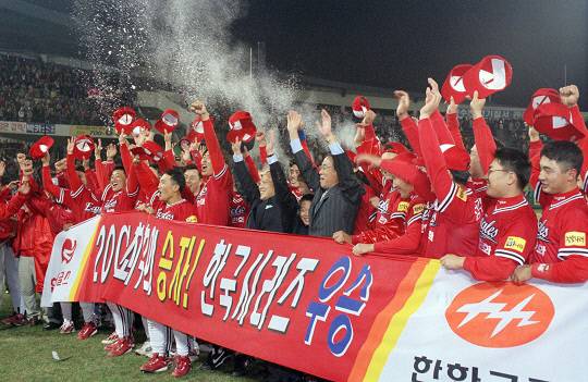 1999년 10월 29일 잠실야구장에서 열린 한국시리즈에서 첫 우승을 차지한 한화 선수들과 김승연 회장이 우승 축하 플랜카드를 펼쳐들고 관중 환호에 손을 흔들어 답하고 있다. 연합뉴스