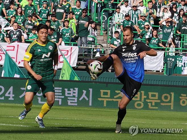 전북과 인천이 2일 전주월드컵경기장에서 열린 '하나은행 K리그1 2024' 36라운드 맞대결에서 득점 없이 비겼다. 1만 8244명의 관중이 경기장을 찾은 가운데, 양 팀 모두 득점을 기록하지 못하면서 승점 1점 씩 나눠 가졌다. 전북이 11위(9승 11무 16패∙승점 38), 인천이 12위(8승 12무 16패∙승점 36)를 유지했다. 여전히 두 팀의 승점 차는 2점이다. 연합뉴스