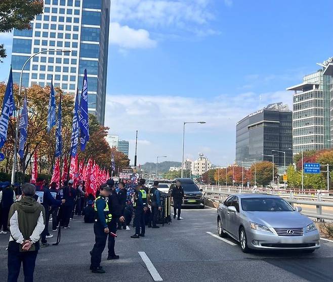 현대트랜시스 노조가 11월 28일 서울 양재동 현대차‧기아 사옥 앞 도로를 점거하고 시위를 벌이고 있다. 독자 제공