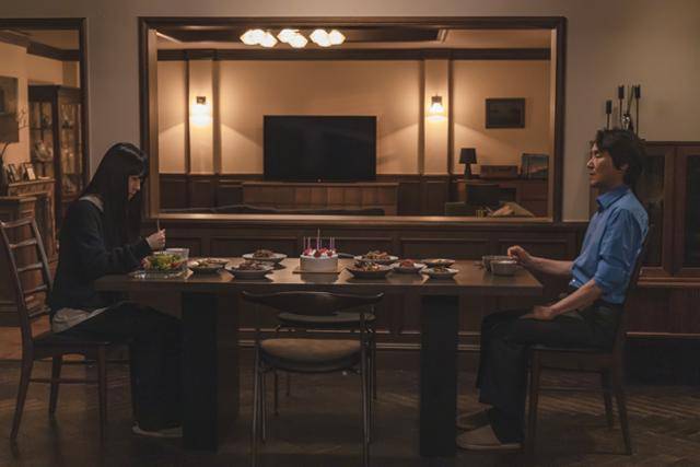 드라마 '이토록 친밀한 배신자' 속 부녀의 거리는 긴 식탁만큼 멀다. MBC 제공