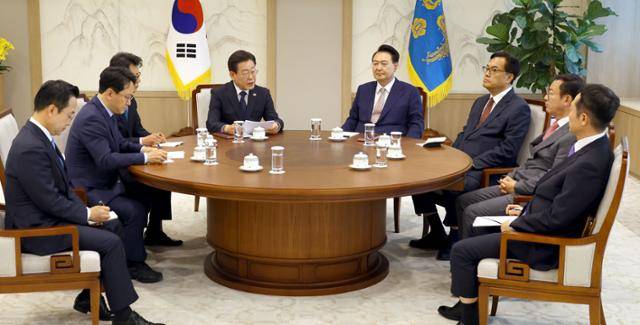 윤석열 대통령이 지난 4월 29일 서울 용산 대통령실에서 열린 영수회담에서 이재명 더불어민주당 대표 발언을 듣고 있다. 서재훈 기자