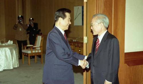 김대중 전 대통령과 이회창 전 한나라당 총재가 2000년 4월 24일 청와대에서 만나 악수하고 있다. e영상역사관