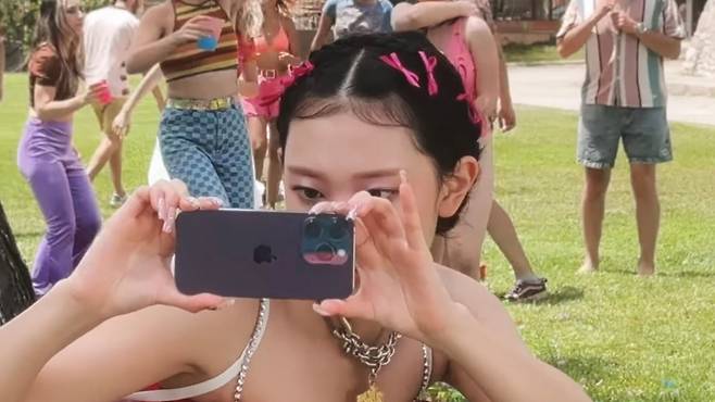 뉴진스 아이폰14pro 광고