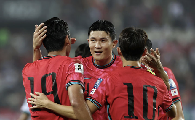 난달 15일 경기도 용인미르스타디움에서 열린 2026 북중미 월드컵 아시아 지역 3차 예선 B조 4차전 대한민국과 이라크의 경기에서 김민재가 득점한 오세훈을 축하하는 모습. 사진=뉴시스