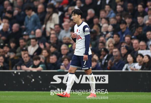 토트넘 홋스퍼의 손흥민이 3일(한국시간) 아스톤 빌라와의 2024/25시즌 프리미어리그(EPL) 10라운드 경기에서 교체 아웃을 위해 그라운드를 빠져나가고 있다. 사진┃게티이미지코리아
