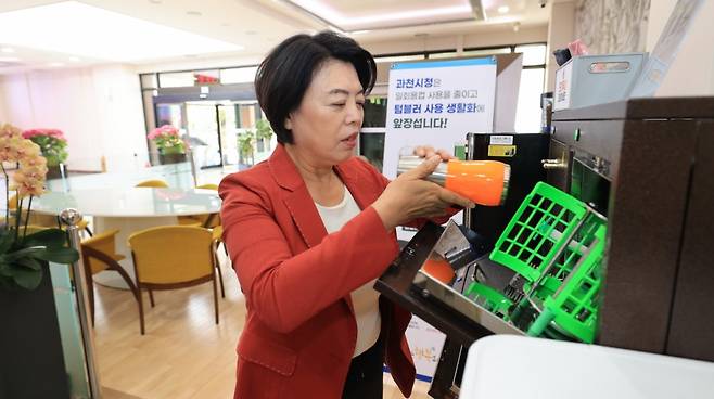 신계용 과천시장이 시청사에 설치된 텀블러 세척기를 사용하는 모습./사진제공=과천시