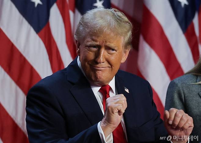 (웨스트팜비치 로이터=뉴스1) 김지완 기자 = 6일(현지시간) 47대 미국 대통령으로 당선된 도널드 트럼프 전 대통령이 플로리다주 웨스트팜비치의 팜비치카운티 컨벤션센터에 모인 지지자들 앞에서 주먹을 불끈 쥐고 있다. 2024.11.06 ⓒ 로이터=뉴스1 Copyright (C) 뉴스1. All rights reserved. 무단 전재 및 재배포, AI학습 이용 금지. /사진=(웨스트팜비치 로이터=뉴스1) 김지완 기자