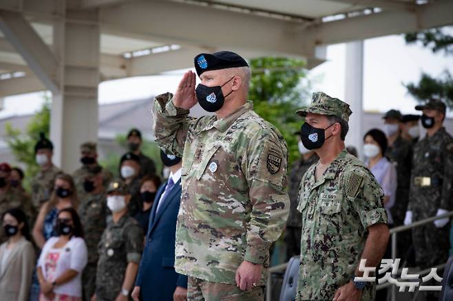 폴 라캐머라 한미연합사령관 겸 주한미군사령관이 경례를 하고 있다. 사진공동취재단