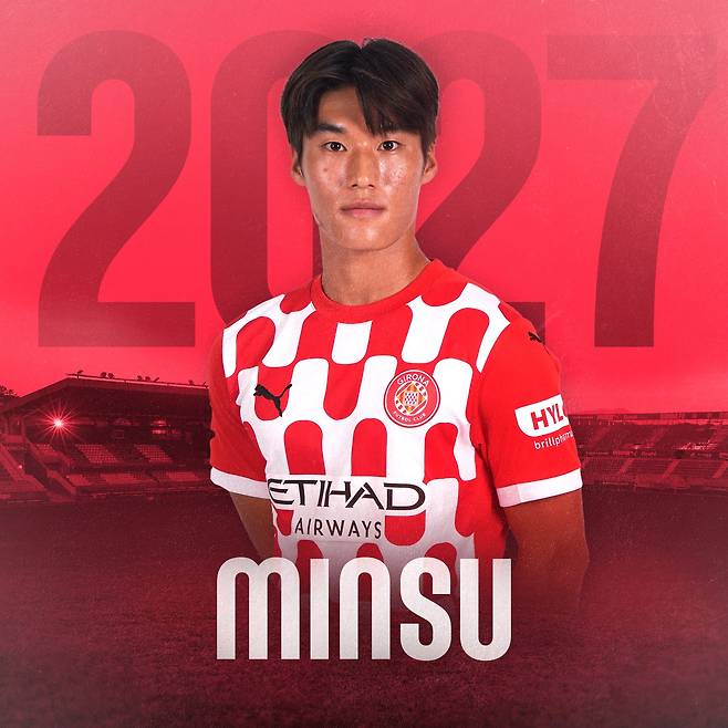 김민수가 6일(한국시간) 네덜란드 에인트호번에 있는 PSV 스타디온에서 열린 PSV에인트호벤과 지로나와의 2024-2025시즌 챔피언스리그 리그 페이즈 4차전에 교체 출전해 챔피언스리그 데뷔전을 치렀다. 김민수는 18세 9개월 18일의 나이에 이날 경기 데뷔전을 치르며 이강인(PSG)이 지난 2019년 9월 17일 첼시(잉글랜드)와의 조별리그 1차전에 18세 6개월 30일의 나이로 역대 최연소 대회 데뷔전을 치른 데 이어 최연소 출전 2위에 올랐다. 지로나