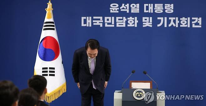 윤석열 대통령, 대국민 사과 (서울=연합뉴스) 진성철 기자 = 윤석열 대통령이 7일 오전 서울 용산 대통령실 청사 브리핑실에서 열린 '대국민담화 및 기자회견'에서 국민들에게 사과하며 고개 숙여 인사하고 있다. 2024.11.7 zjin@yna.co.kr