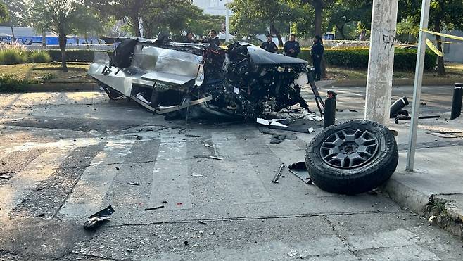 멕시코에서 벌어진 사고로 처참하게 구겨진 테슬라 사이버트럭의 모습. 탑승자 4명이 모두 살아남아 화제가 됐다./사진=X 갈무리