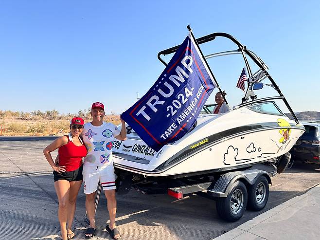 지난 9월 7일 네바다주 레이크미드에서 트럼프 지지자들이 보트 퍼레이드를 펼치기 위해 몰려들고 있다. 사진은 트럼프 지지자인 맬리사(왼쪽)과 존 곤잘레즈 부부./오로라 특파원