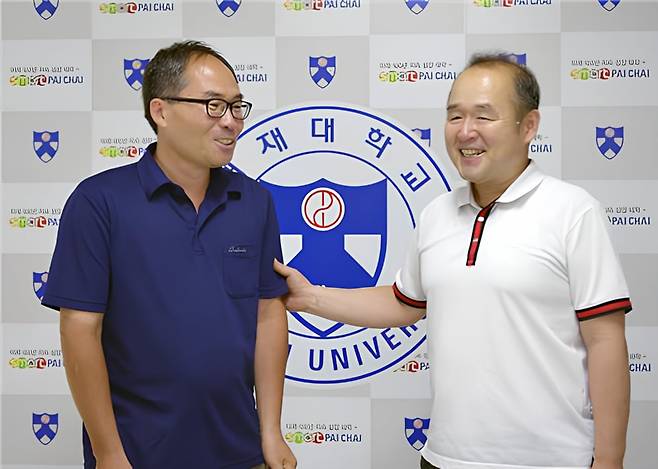 지난 2016년 귀국해 모교 배재대 박종대 교수(오른쪽)와 만난 공근식 박사. 배움의 길을 열어준 은사다. /배재대