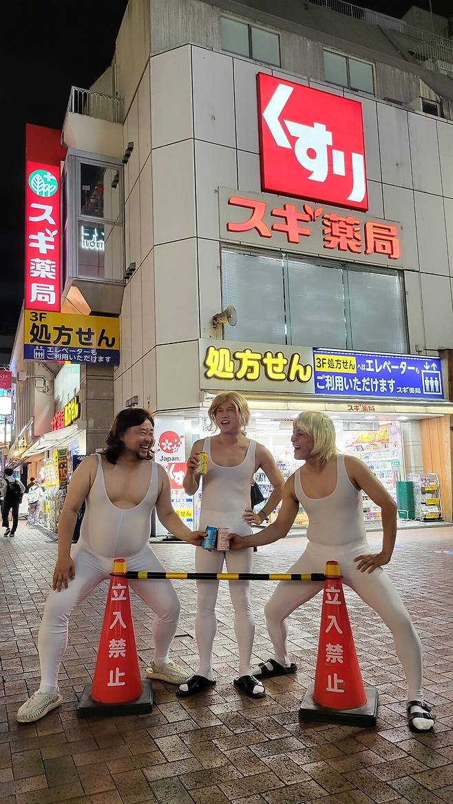 2011년 파격적인 설정으로 화제를 모았던 ‘개그콘서트’ 인기 코너 ‘발레리노’ 출연자 송영길(왼쪽부터), 박성광, 송준근이 일본 도쿄 기치조지역 인근에서 콘텐츠에 활용할 사진을 찍고 있다. 이들은 2024년 9월5일 ‘개그콘서트’ 일본 공연을 위해 13년 만에 다시 ‘쫄쫄이’를 꺼내 입었다. 한국방송 제공