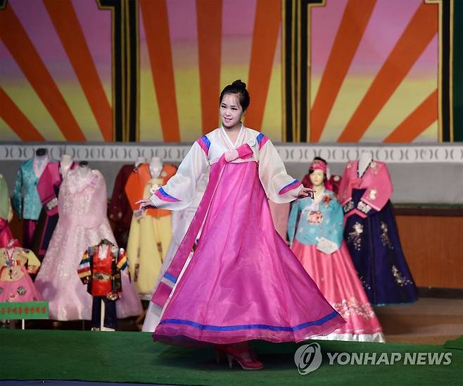 북한, '전국 조선옷 전시회' 개막 (평양 조선중앙통신=연합뉴스) 28일 평양 청년중앙회관에서 전국 조선옷 전시회가 개막했다고 조선중앙통신이 보도했다. 2016.9.28
<< 국내에서만 사용가능. 재배포 금지. For Use Only in the Republic of Korea. No Redistribution >> photo@yna.co.kr