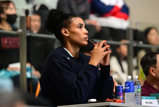 10일 도로공사전을 관전 중인 실바. KOVO 제공