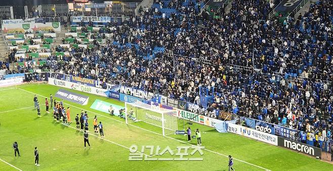 창단 처음으로 K리그2 강등이 확정된 뒤 서포터스석을 향해 마지막 인사를 하고 있는 인천 유나이티드 선수단. 인천=김명석 기자