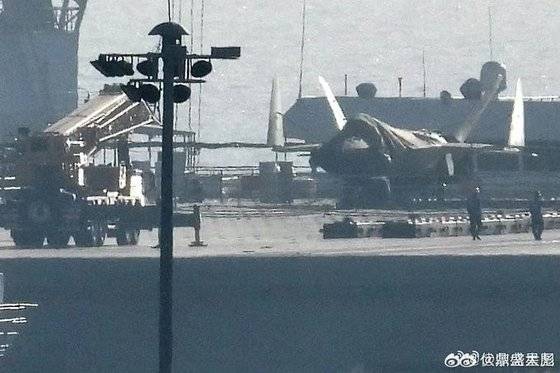 중국 인해방군 해군 항공모하인 푸젠함 갑판 위에 J-35로 보이는 전투기 목업(모형)이 올려져 있다. X@Hurin92