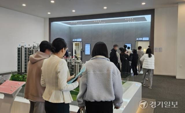 화성 소재 LH동탄주택전시관을 찾은 시민들이 의왕월암 A-3블록 조형을 둘러보고 있다. 이지민기자