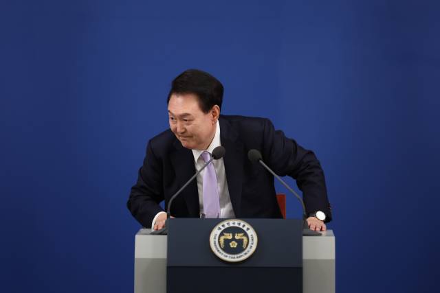 ▲윤석열 대통령이 7일 오전 서울 용산 대통령실 청사 브리핑실에서 '대국민담화 및 기자회견'을 마치고 자리에서 일어나고 있다. ⓒ연합뉴스