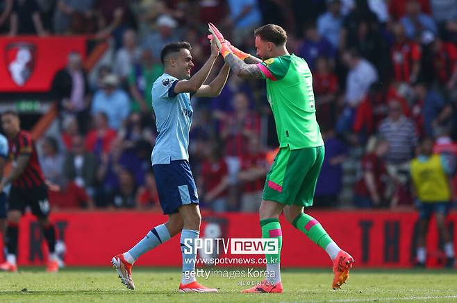 ▲ 영국 매체 '커트오프사이드'는 10일(한국시간) "레길론이 1월에 토트넘을 떠나 출전 기회를 얻고자 한다"라고 보도했다. 이어 "그는 프리미어리그와 유로파리그 등 토트넘 스쿼드에 포함되지 않고 있다"라며 "레길론은 더 많은 출전 시간을 원하고, 최고의 컨디션을 되찾기 위해 새로운 도전을 모색하고 있다"라고 덧붙였다. 또한 "레길론이 성공적인 임대 기간을 보낸 세비야가 그를 데려오고 싶어 한다. 클럽은 그의 경험을 중요하게 생각하고, 시즌 후반기에 전력을 강화하고자 한다"라고 전했다.