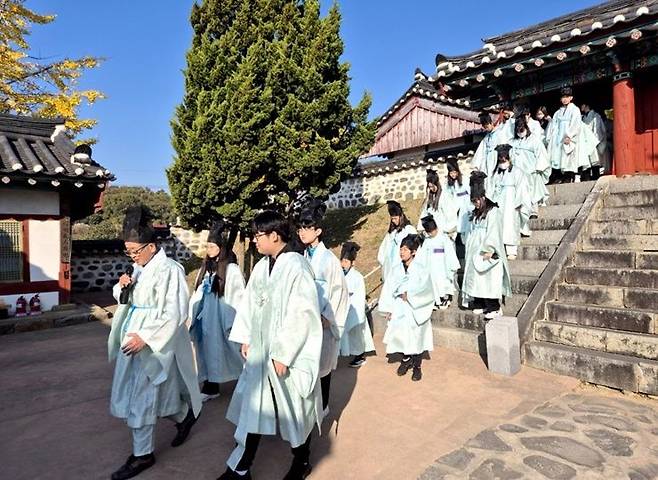 현대제철 당진제철소 해피프리즘 가족봉사단은 7일 면천향교에서 문화재 보호 활동을 끝으로 6기 활동을 마무리했다. /현대제철 당진제철소