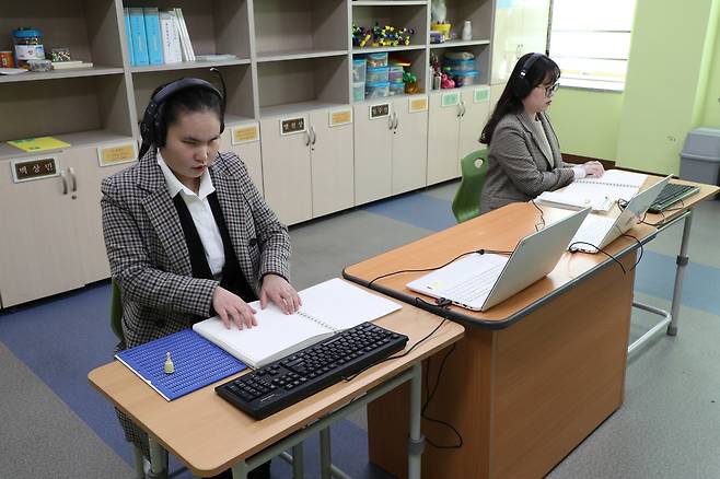 2025학년도 대학수학능력시험(수능)을 앞둔 지난 6일 서울 강북구 한빛맹학교에서 고3 학생들이 음성평가자료를 들으며 모의고사 문제를 풀고 있다. /박성원 기자