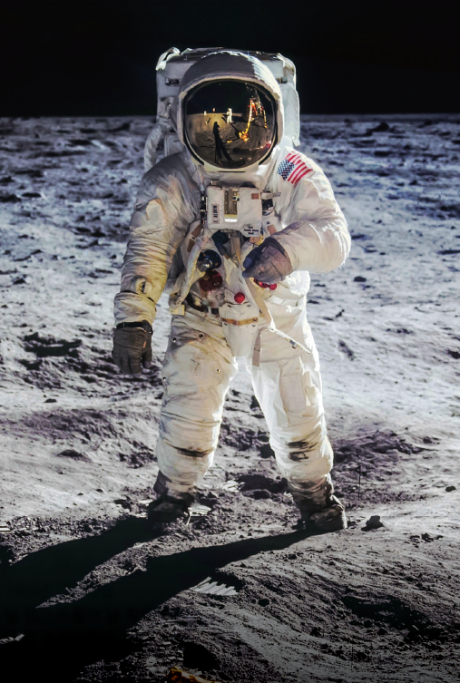 1969년 7월 20일 닐 암스트롱이 달 착륙 후 동료 우주비행사 버즈 올드린을 촬영한 사진. / 셔터스톡