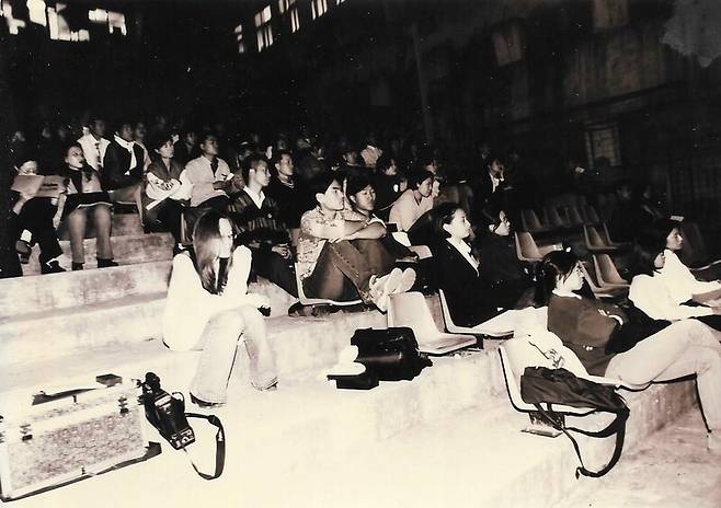 1997년 서울 홍익대에서 열린 제2회 인권영화제가 경찰과 학교 당국의 행사 불허 방침 속에 야외 상영을 하던 모습. 인권운동사랑방 제공