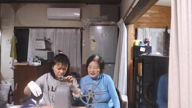 박수남(오른쪽), 박마의 모녀 감독이 디지털 복원 작업에 앞서 예전 촬영한 필름을 들여다보고 있다. 시네마 달 제공