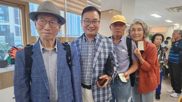 (왼쪽부터) 우희조, 우희삼, 우희계, 강영희씨가 대구중구노인복지관에서 함께 기념 사진을 찍으며 미소짓고 있다. 박영자씨 제공