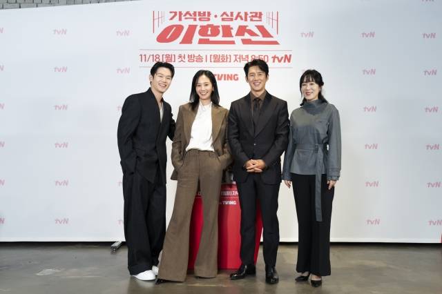 11일 온라인으로 진행된 tvN 드라마 '가석방 심사관 이한신' 제작발표회에서 배우들이 포즈를 취하고 있다. tvN 제공