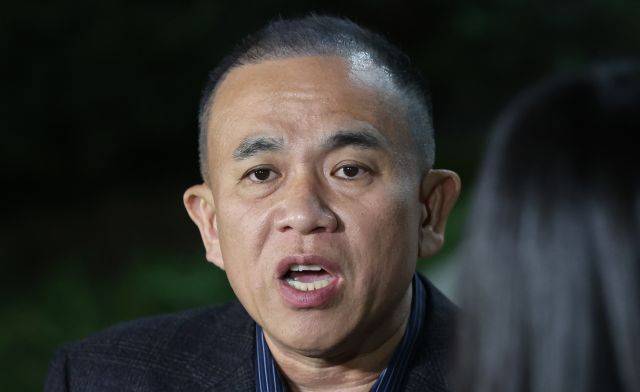 김건희 여사 공천 개입 의혹과 미래한국연구소의 불법 여론조사 의혹 등 사건의 핵심 인물인 명태균 씨가 지난 8일 오후 경남 창원시 성산구 창원지방검찰청(창원지검)에서 나오며 취재진 질문에 답하고 있다. 연합뉴스