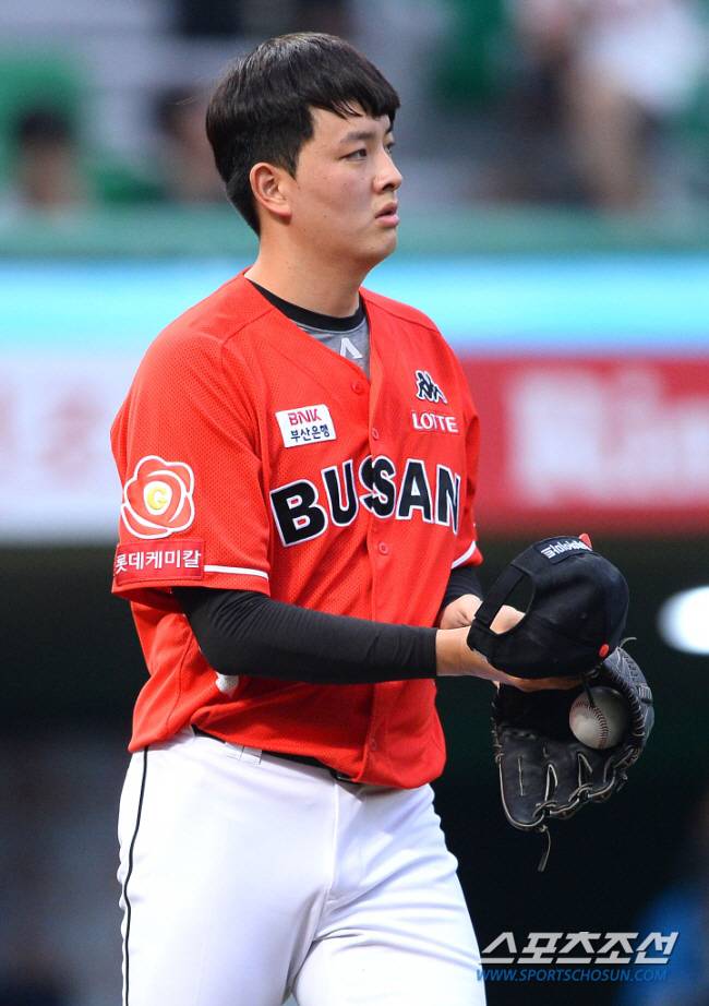 데뷔초 짧은 머리의 김원중. 스포츠조선DB