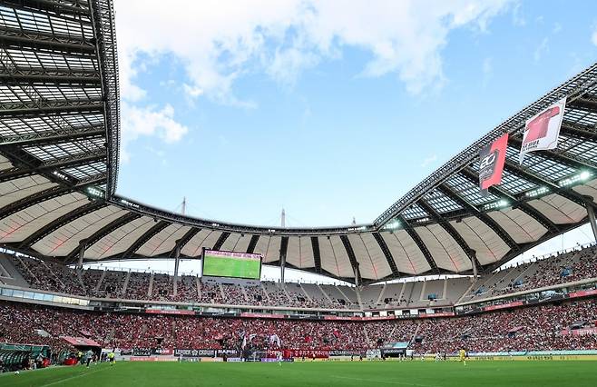 프로축구 FC서울의 홈 경기를 찾은 관중들이 열띤 응원을 펼치고 있다. 뉴스1