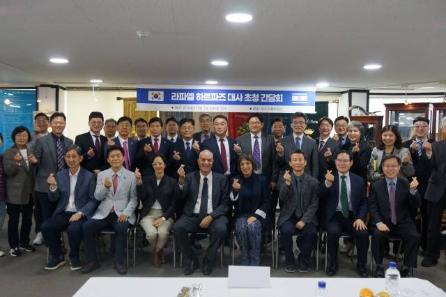 지난 7일 부산 이스라엘하우스에서 라파엘 하르파즈 이스라엘 대사 초청 간담회를 마친 뒤 대사(앞줄 왼쪽 네 번째)와 참석자들이 기념촬영을 하고 있다.