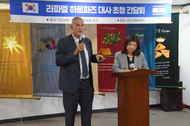 라파엘 하르파즈 이스라엘 대사가 지난 7일 부산 이스라엘 하우스에서 인사말을 하고 있다. 대사는 “이스라엘에 대한 여러분들의 깊은 지지와 사랑에 감사드린다”고 말했다.