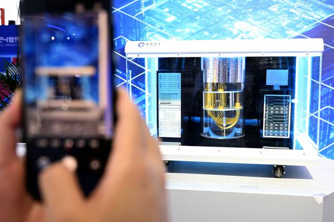 9월 20일 중국 안후이(安徽)성 허페이(合肥)에서 열린 ‘2024 세계제조업대회’에서 한 관람객이 중국의 초전도 양자컴퓨터인 ‘오리진 우콩’을 찍고 있다. 신화통신 연합뉴스